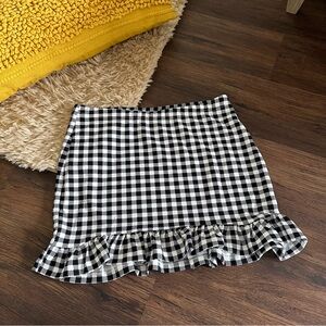 Black-and-white checkered mini skirt with ruffle Size XL